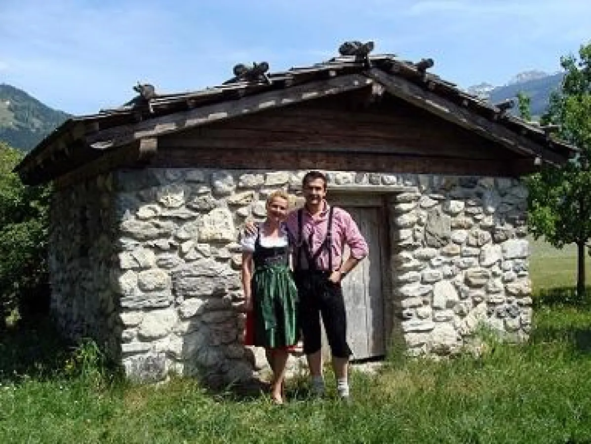 Farbenfrohe Trachtenhochzeiten bei www.hochzeitseinladungen.de