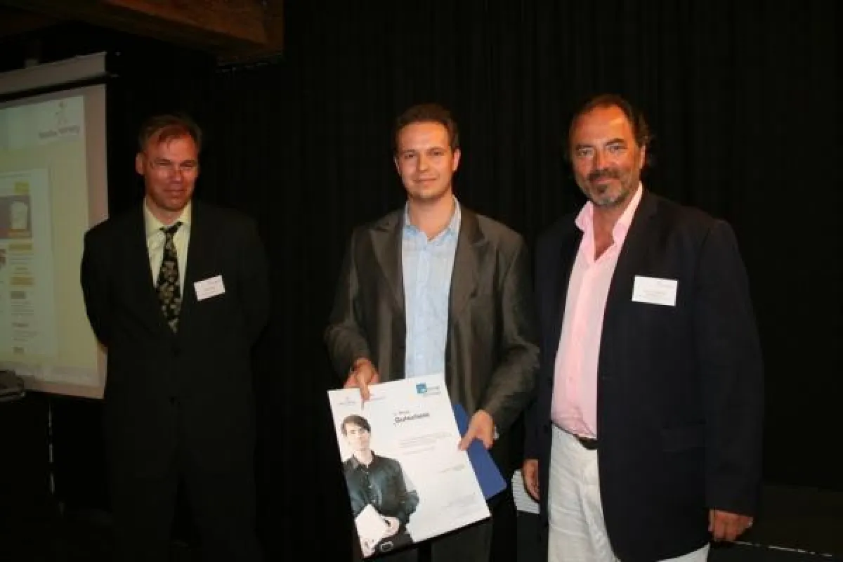 Preisübergabe an Robin Behlau von Käuferportal (Mitte)