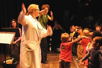 Mini.musik e.V. bringt den Kinderkonzert Klassiker Holzwurmgeschichten zurück auf die Münchner Gasteig-Bühne Bild: Mini.musik e.V. bringt den Kinderkonzert Klassiker Holzwurmgeschichten zurück auf die Münchner Gasteig-Bühne