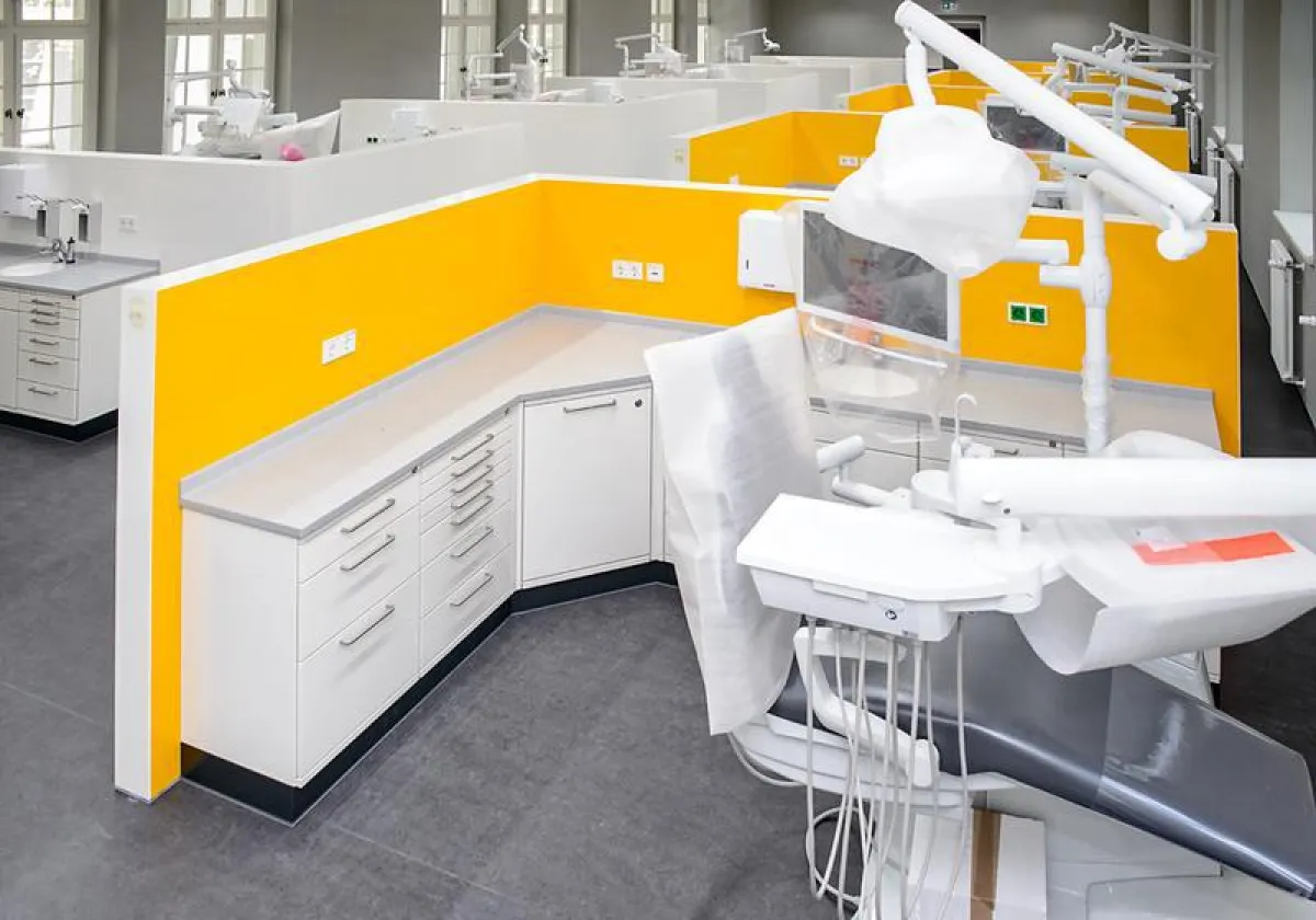 Blick in den studentischen Behandlungssaal (UKH/Zentrale Fotostelle)