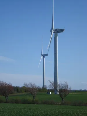 Bild: seebaWIND Service baut abgebrannte Windkraftanlage in Schleswig-Holstein wieder auf