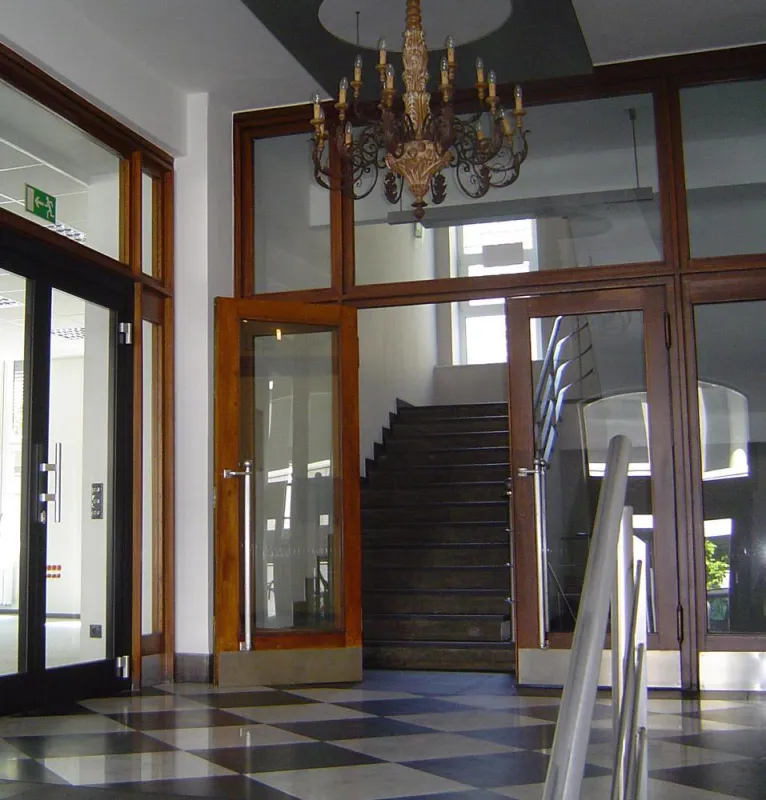 Eingang zur Rheinischen Fachhochschule Köln