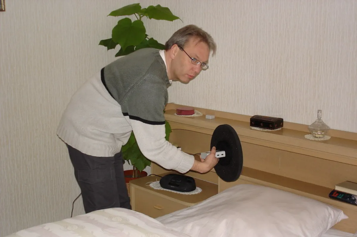 Dipl.-Bioingenieur und Baubiologe Michael Sievers beim Messen von elektrischen Wechselfelder