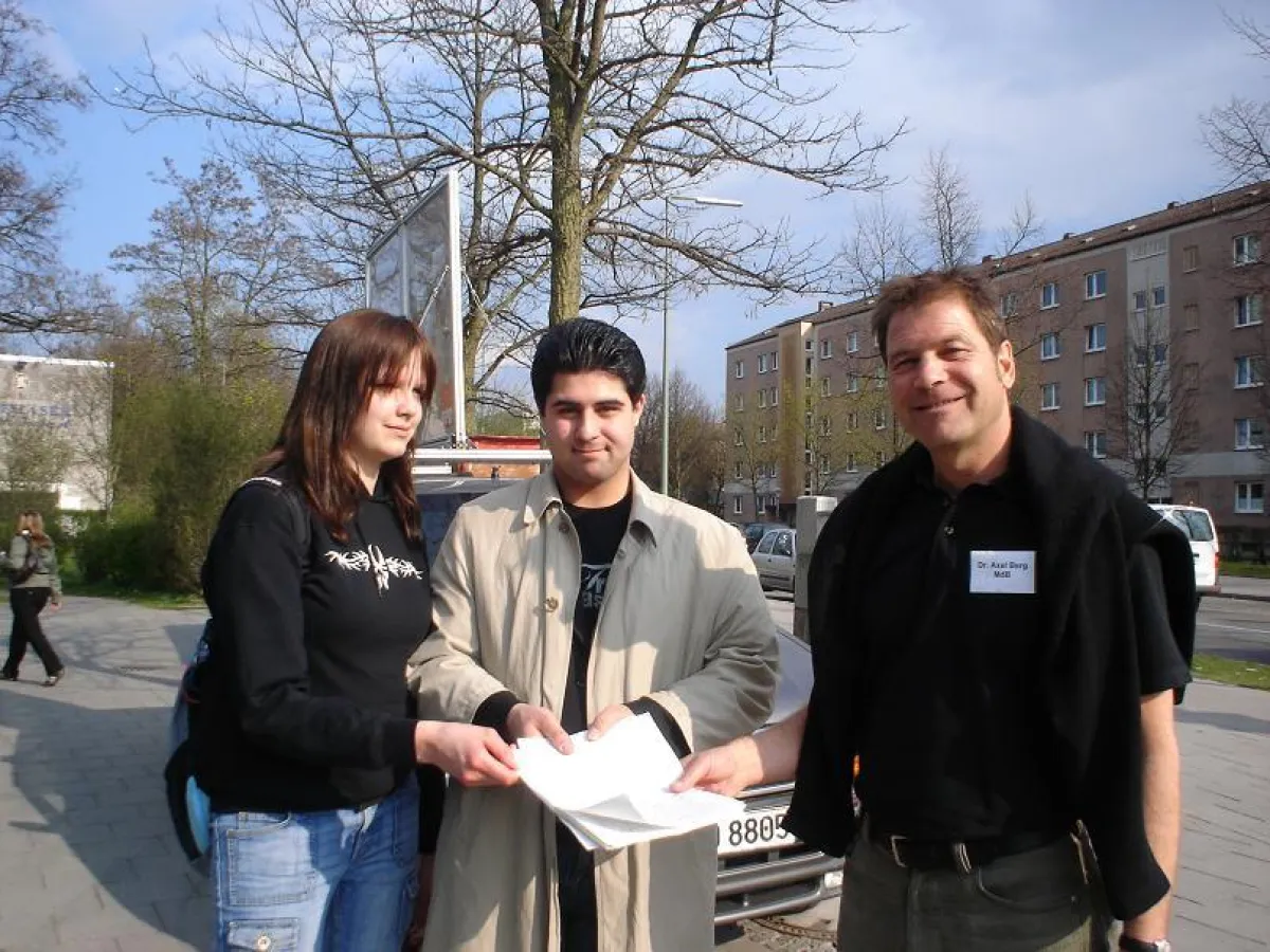 Beim überreichen der Unterschriften an Dr.Axel Berg , MdB(SPD)