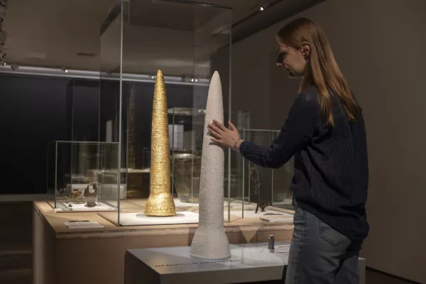 Bild: Der bronzezeitliche Goldhut von Ezelsdorf/Buch jetzt als Tastobjekt in Nürnberg