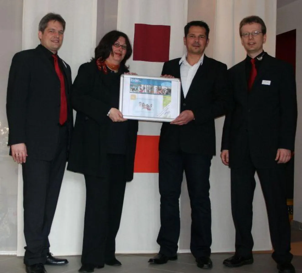 CompuMaster-Geschäftsführung übergibt symbolisch die Web-Präsenz an Markus Budde (2. von rechts) vom Rehasport-Verein Hunsrück e.V.