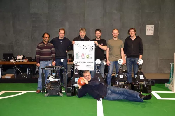 Bild: Fußballroboter lediert aber glücklich aus Berlin zurückgekehrt