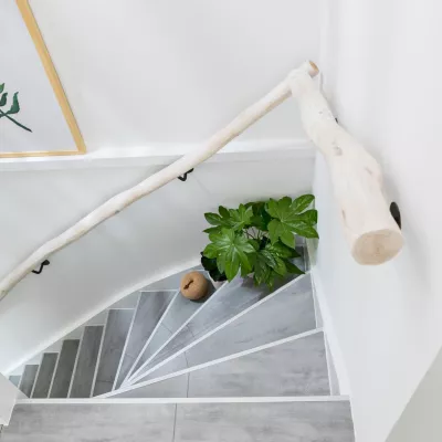 Bild: Natur ins Haus holen – Handläufe aus Baumstämmen sind der neue Trend für langweilige Treppenaufgänge