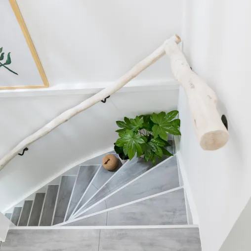 Bild: Natur ins Haus holen – Handläufe aus Baumstämmen sind der neue Trend für langweilige Treppenaufgänge