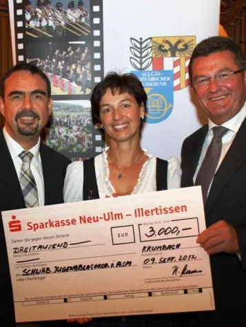 Bild: Ulrike Müller, MdL, Vorsitzende vom Freundeskreis „Schwäbisches Jugendblasorchester e.V.“ mit Spendenscheck