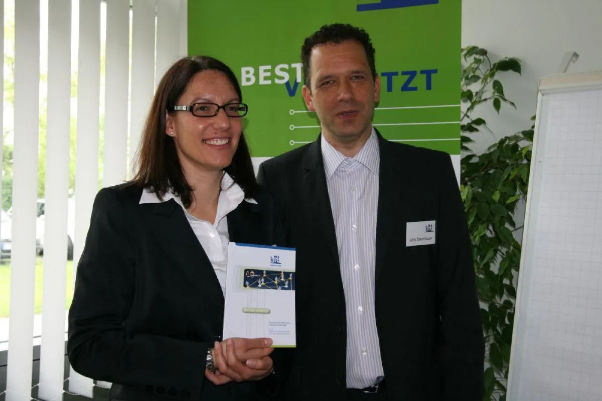 Präsentierten das dirtte kitBook (von links): Jörn Steinhauer, Vorstandsvorsitzender kit e.V. und Sabine Erlebach, Vorstand kit e.V. (Foto: Sabine Roth)