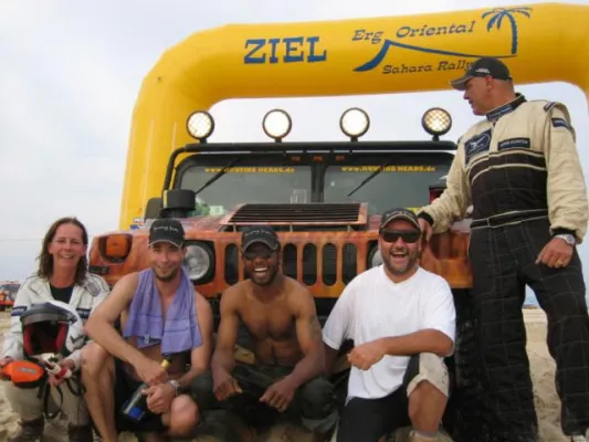 Bild: Platz 6 für das Erste Europäische Hummer Racingteam in der Sahara Rallye