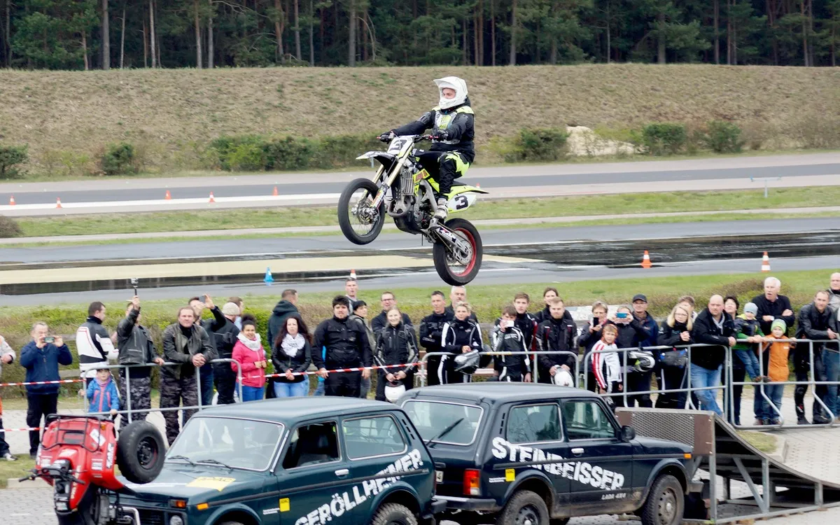 Zuschauen können sich auf eine spektakuläre Stuntshow freuen. (© ADAC Fahrsicherheitszentrum Berlin-Brandenburg GmbH)