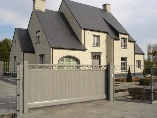 Bild: Zufahrt mit persönlicher Note