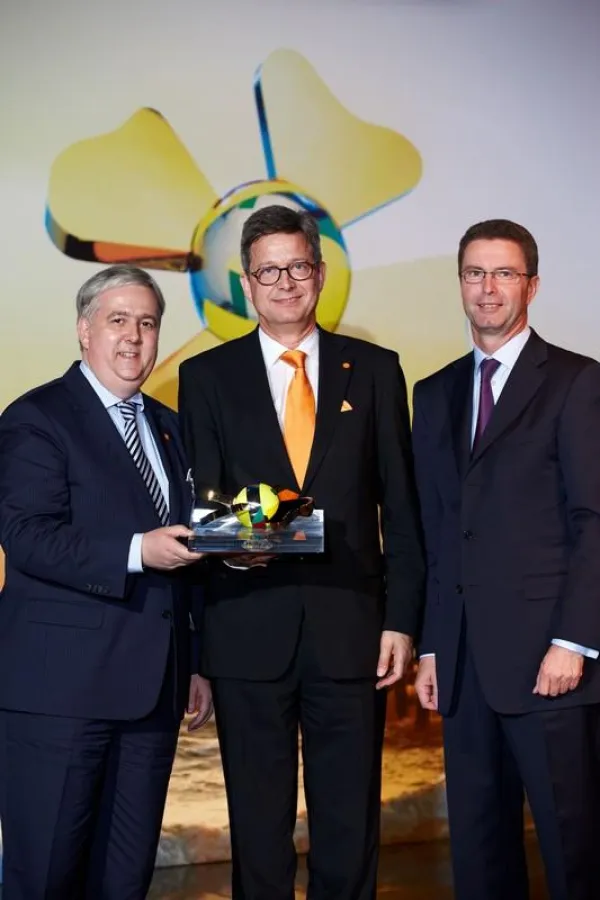 BILD: Travel Charme Kurhaus Binz, Rügen, von links: Travel Charme Geschäftsführer Thomas Haas, Direktor Thomas Tonndorf und TUI Pa