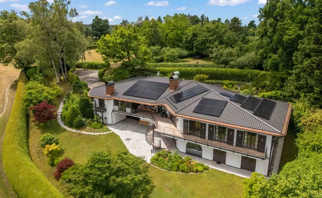 Bild: Dachstuhl über Dachstuhl - Wie der ERLUS Karat bei der energetischen Dachsanierung mit Photovoltaik glänzt