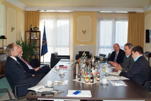 Bild: Eckert-Vorstand Steger warnt Grünen MdB Dr. Gambke vor Qualitätsverlust in berufl. Reha in Deutschland