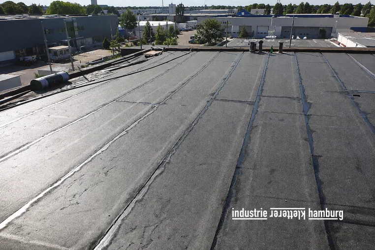 Bild: Industrie Kletterer Hamburg IKH GmbH: Flachdachwartung für Hausverwaltungen und Gewerbeimmobilien
