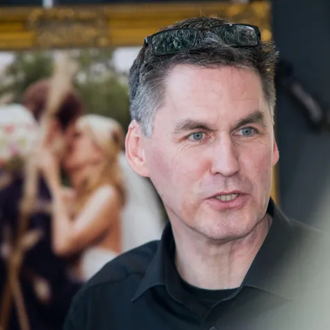 Bild: Ausstellung „Just Zeven“ im Foyer der Volksbank Zeven mit Fotografien von C. Eckhoff