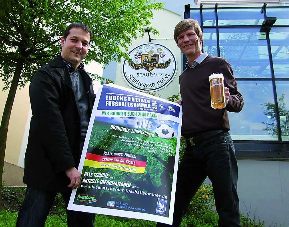 Marco Teuscher (mmh) und Friedhelm Drüppel (Brauhaus) freuen sich auf die Parties im Rahmen des Lüdenscheider Fußballsommers.