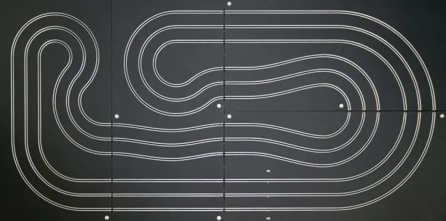 Bild: SLOTFIRE43: Die weltweit erste Holzrennbahn im Maßstab 1:43 findet überall Platz.