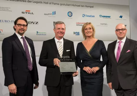 Bild: Michael ten Hompel wird im Bundesverkehrsministerium in die Logistik Hall of Fame aufgenommen