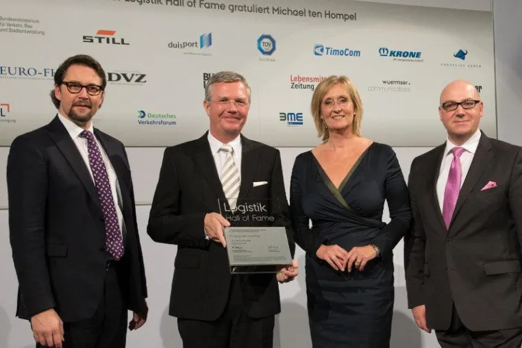 Bild: Michael ten Hompel wird im Bundesverkehrsministerium in die Logistik Hall of Fame aufgenommen