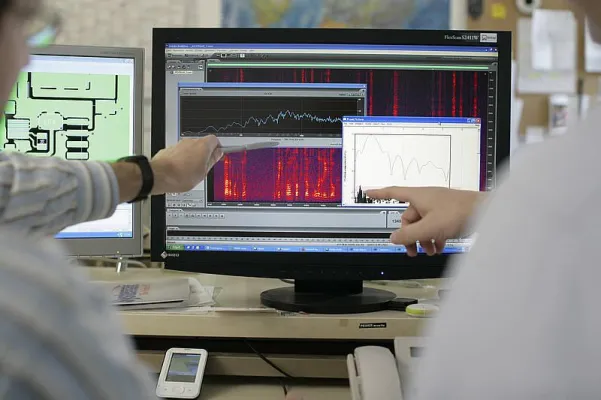 Bild: Digitale Signalverarbeitung von peiker: Störungsfreie Kommunikation im Fahrzeug