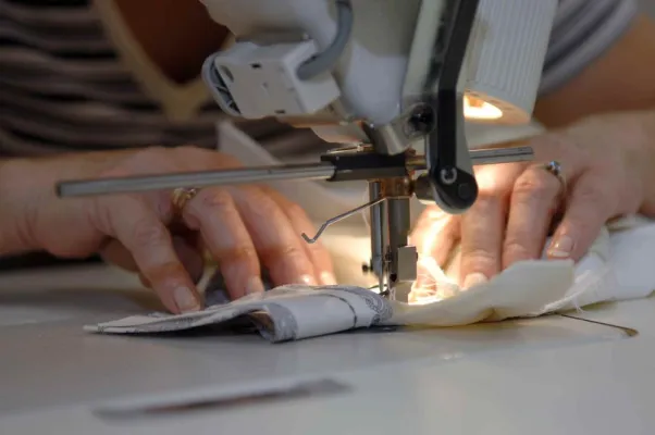 Bild: Atelier GARDEUR bildet Modenäher aus – Stärkung der Mönchengladbacher Schneiderei