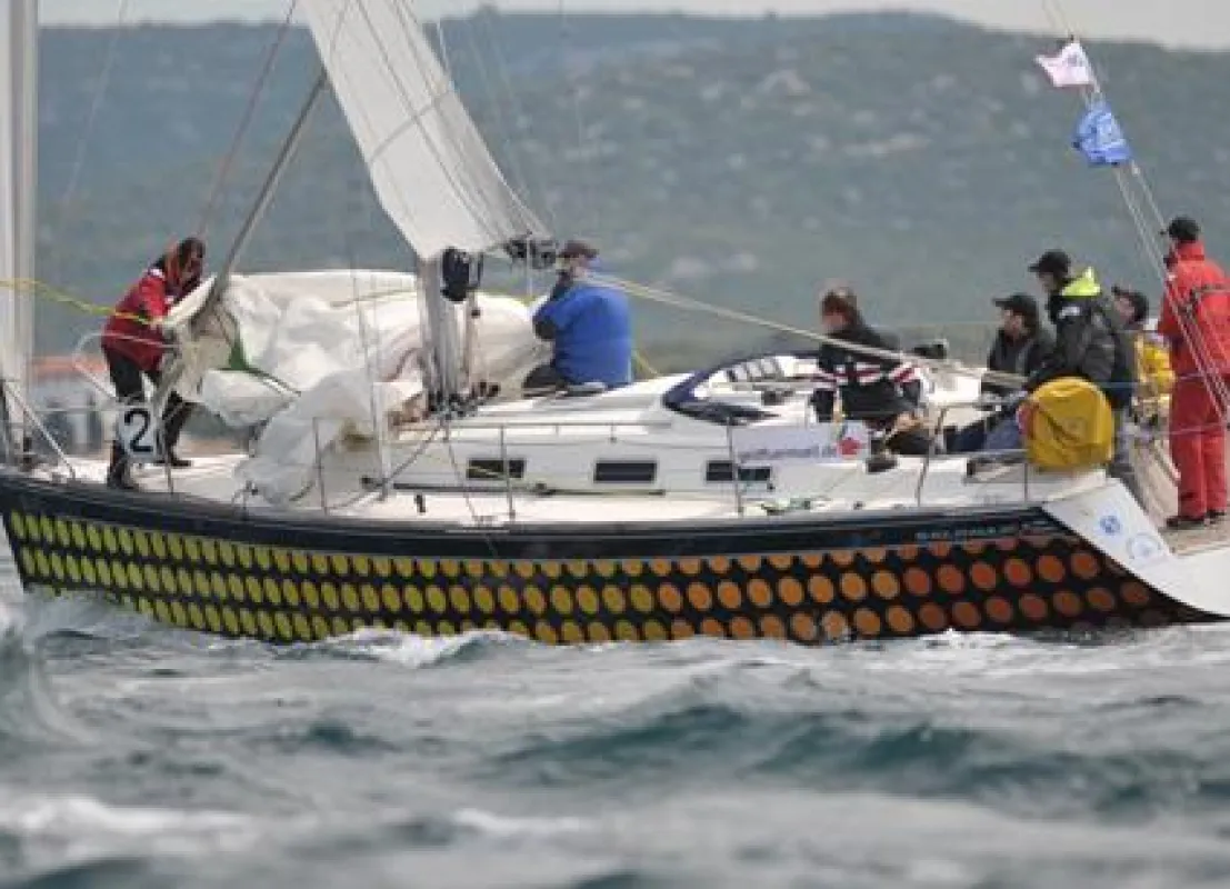 Eine gute Figur machten die Teammitglieder der Segelinitiative „Project-Sail“ während der diesjährigen Adriatic Sailing Week (Foto: Georg Gind  – Abdruck honorarfrei).