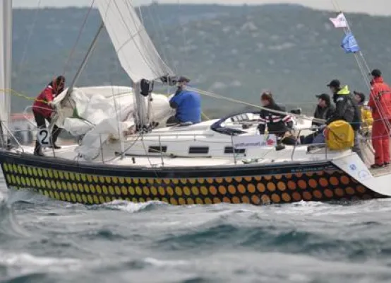 Bild: Team „geldfuermuell“ setzt Segel während der Adriatic Sailing Week in Kroatien