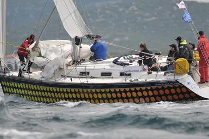 Bild: Team „geldfuermuell“ setzt Segel während der Adriatic Sailing Week in Kroatien