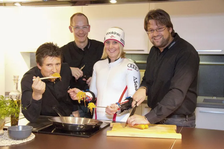Cookina Schützling und Skihoffnung Conny Hütter rast im Weltcuprennen als zweitbeste Österreicherin ins Ziel Bild: Cookina Schützling und Skihoffnung Conny Hütter rast im Weltcuprennen als zweitbeste Österreicherin ins Ziel