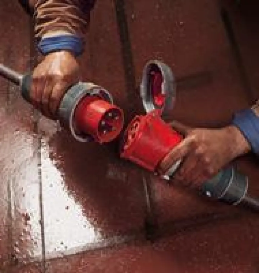 Extra griffsicher und geschützt: die CEE-Steckvorrichtung PowerTOP®Xtra