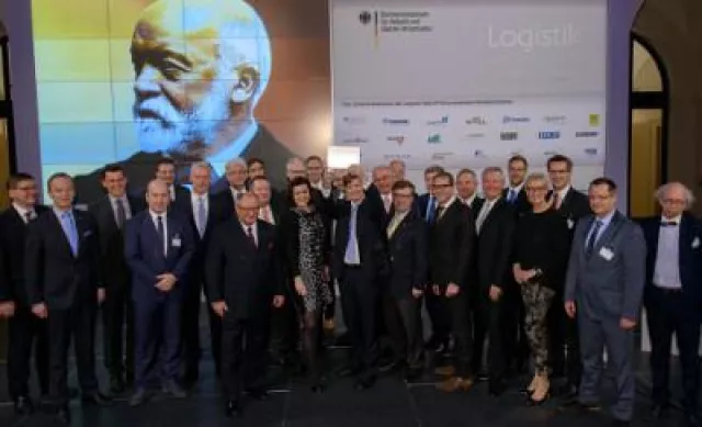 Bild: Gottlieb Daimler wird im Bundesverkehrsministerium in die Logistik Hall of Fame aufgenommen