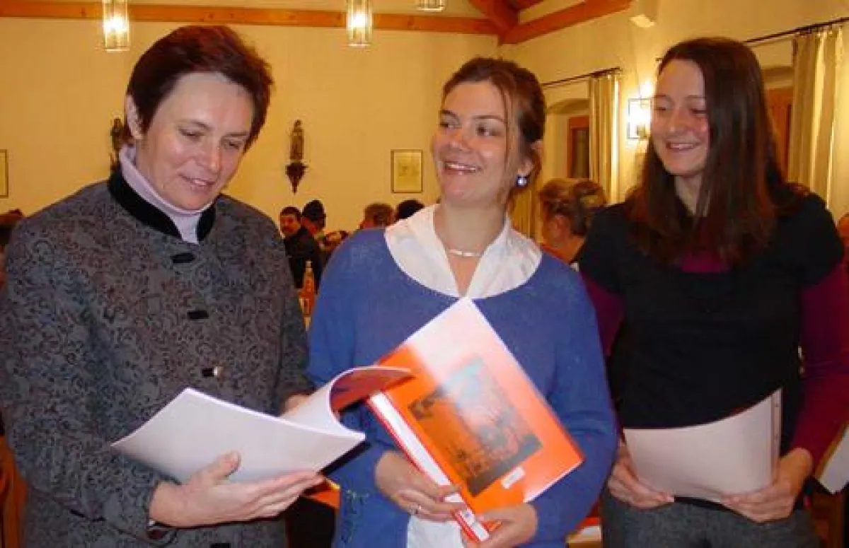 Verteilten die Rollen: Die Spielleitung des Passionsspiels, Christa Rastinger (links), Simone Weinberger (rechts) und Steffi Litzlfelder (Mitte).).