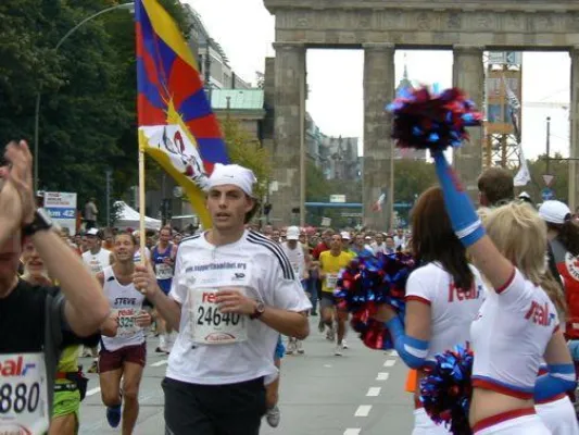 Bild: Zehn Sportlerinnen und Sportler zeigen in Berlin Flagge für Tibet