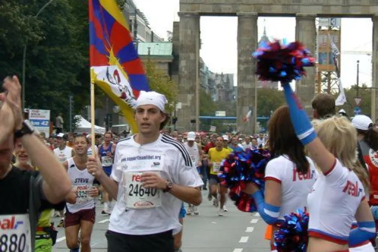Bild: Zehn Sportlerinnen und Sportler zeigen in Berlin Flagge für Tibet