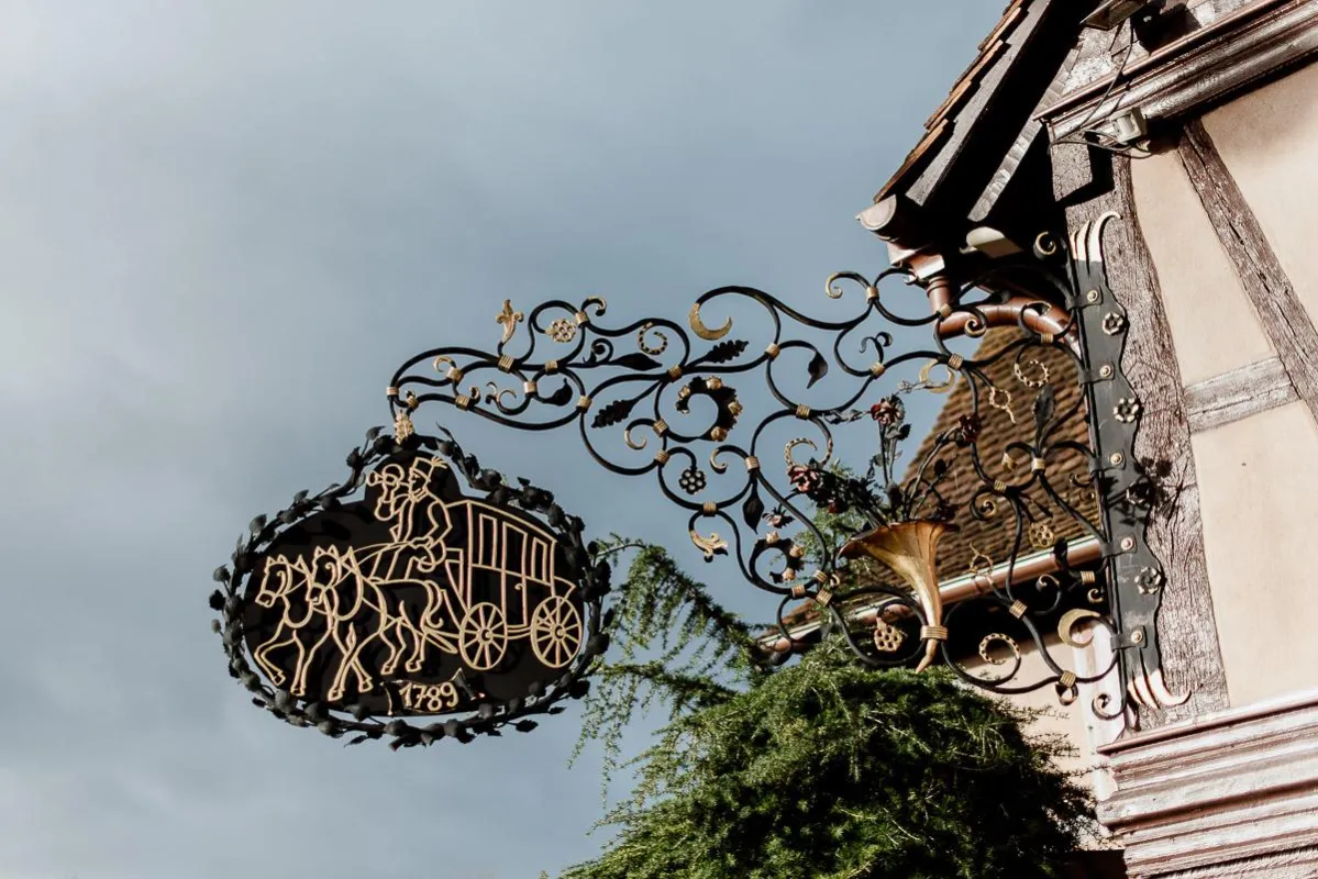 Außen wie innen typisch Elsass: Gourmetrestaurant-Hotel Le Relais de la Poste