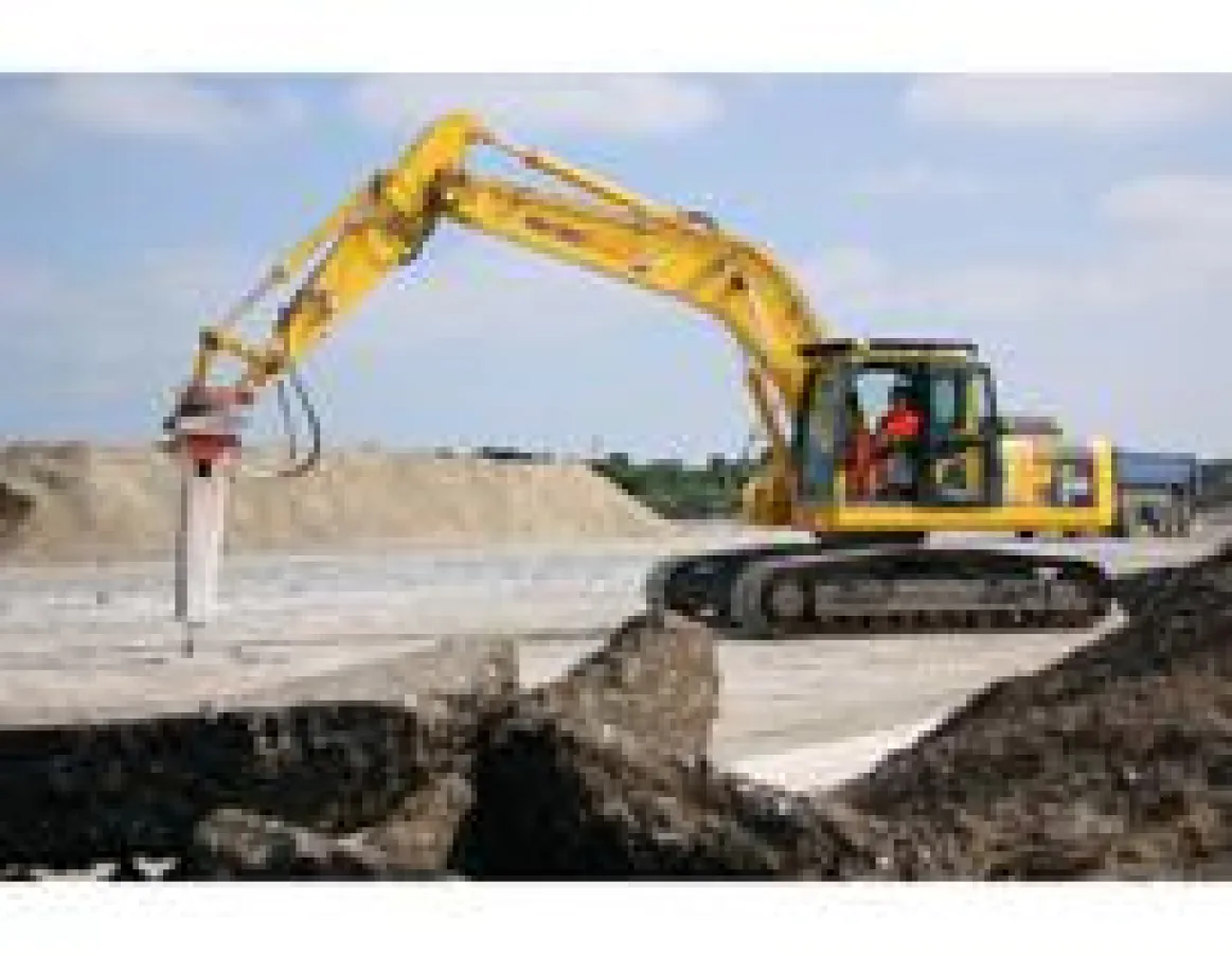 Mit Stemmhammer bearbeitet der Raupenbagger aus dem HKL MIETPARK die enorme Fläche von 14.000 Quadra