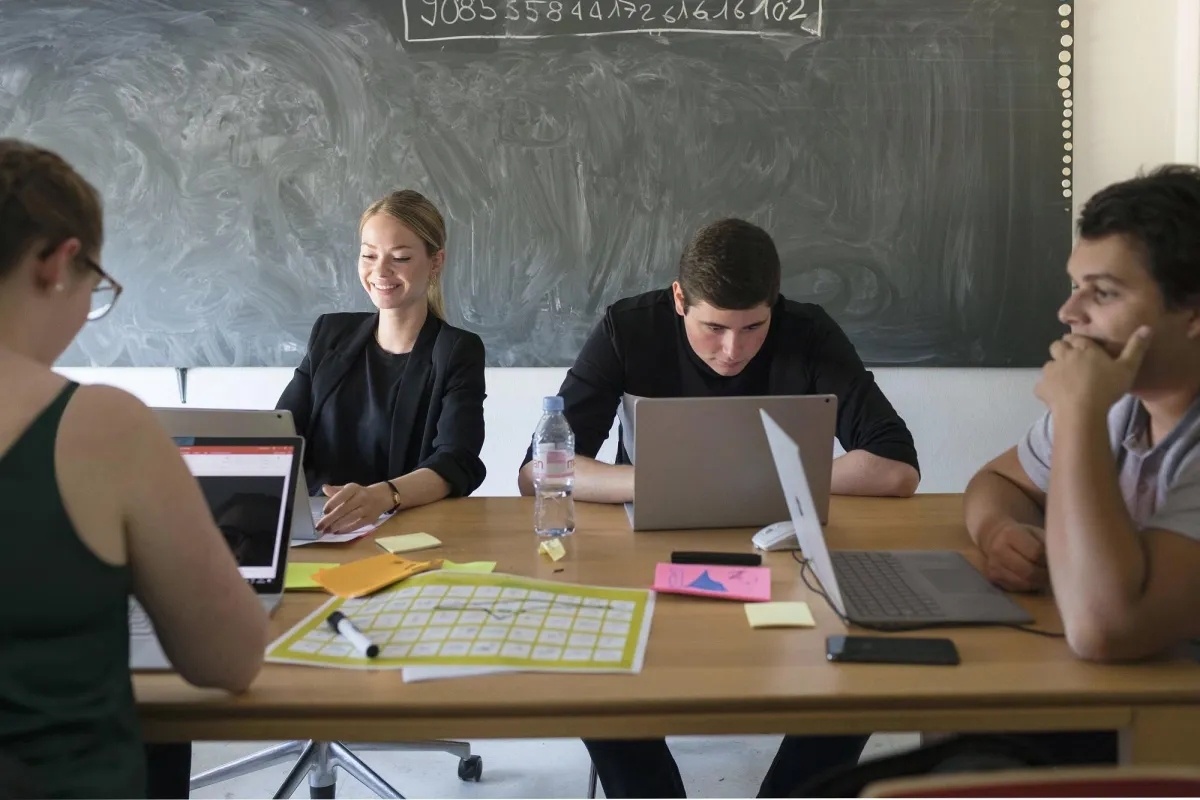 Expertinnen und Experten entwickeln Online-Kurs für digitale Kompetenzen von SchülerInnen