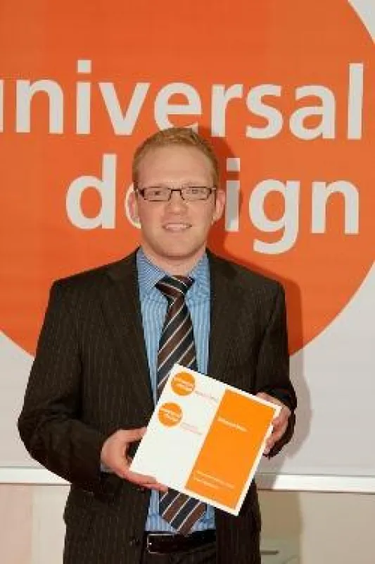 Der Universal Design Award 2010 geht an ReSound Alera? - Alexander Koose, Marketing Manager bei ReSound, konnte die begehrte Auszeichnung noch vor der offiziellen Markteinführung des ersten echten Wir