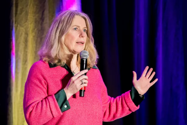 Bild: Offen über Trauer sprechen: Christine Ruppe überzeugt beim 4. Internationalen Speaker Slam in Wiesbaden