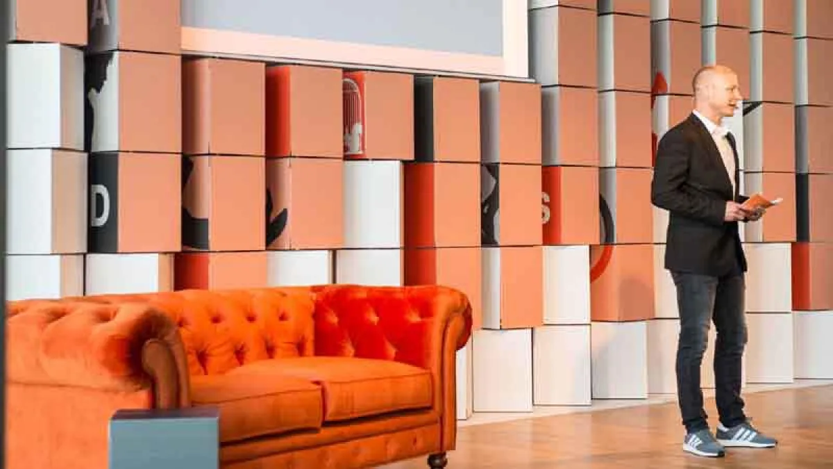 INSIDE Chefredakteur Simon Feldmer moderiert den 2. Branchen-Gipfel in München (Foto: Anja Hölper)