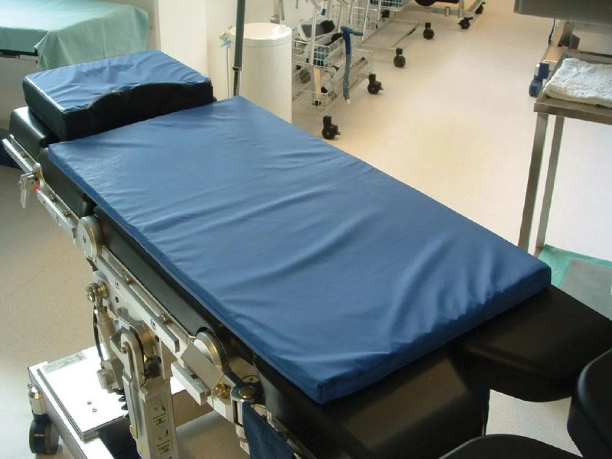 Mit GEFATEX® beschichtete OP-Tischauflagen  (Foto GEFA Hygiene-Systeme GmbH & Co. KG)