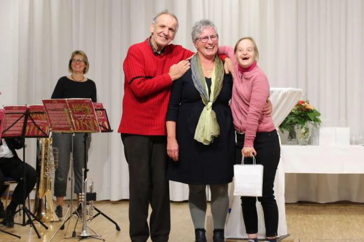 Wohlfühlen in der Galgenhalde: Bewohner freuen sich mit Bereichsleiterin Carla Gitschier (Mitte).