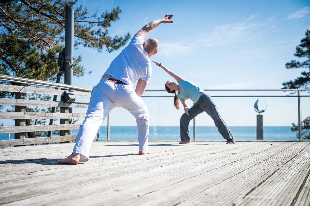 Wunderbar entspannend: Yoga am Meer (© OAR | yogamar-ruegen.de)