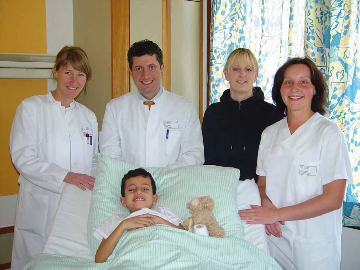 Sogar sein Teddybär wurde fachgerecht