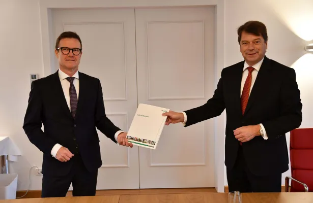 Bild: Vereinbarung zwischen Sparkasse Nürnberg und wbg Nürnberg unterzeichnet