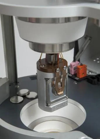 Bild: Die einzige DSC für Knopfzellen - Das NETZSCH–Hochtemperatur-Knopfzellenmodul für das Multi-Modul-Kalorimeter